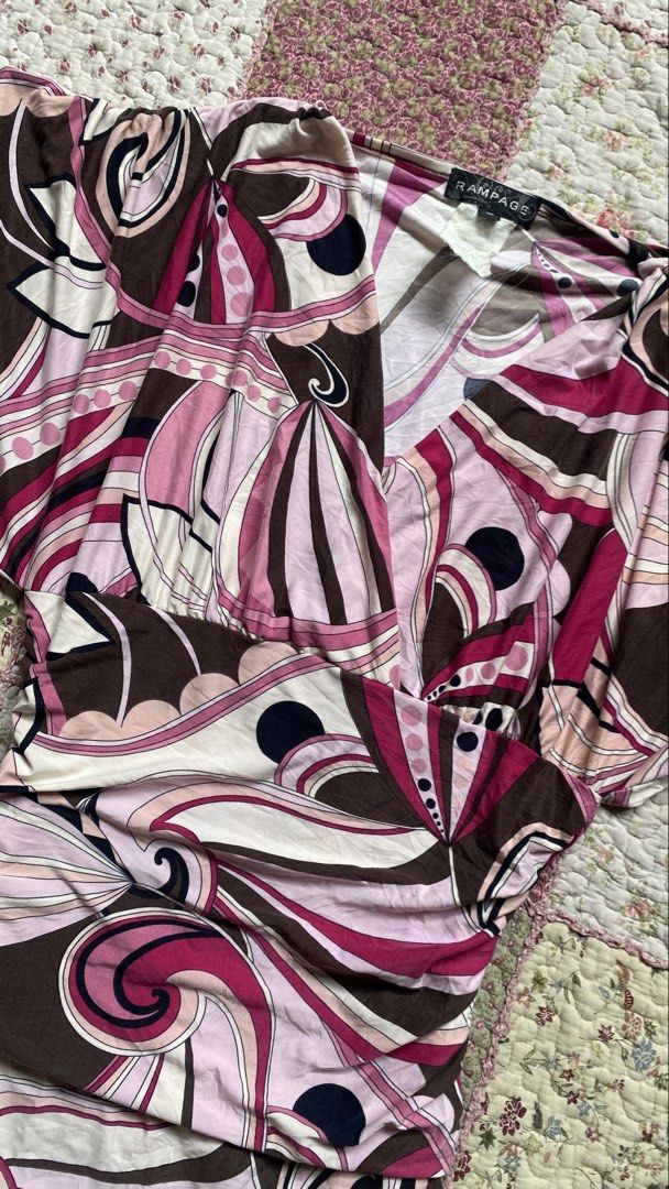 VINTAGE Y2K RUCHED TOP (Category: Blouses) located in Aurora. Submitted by srahmay.l (Listing ID 1469852349, Image 3). Description: .