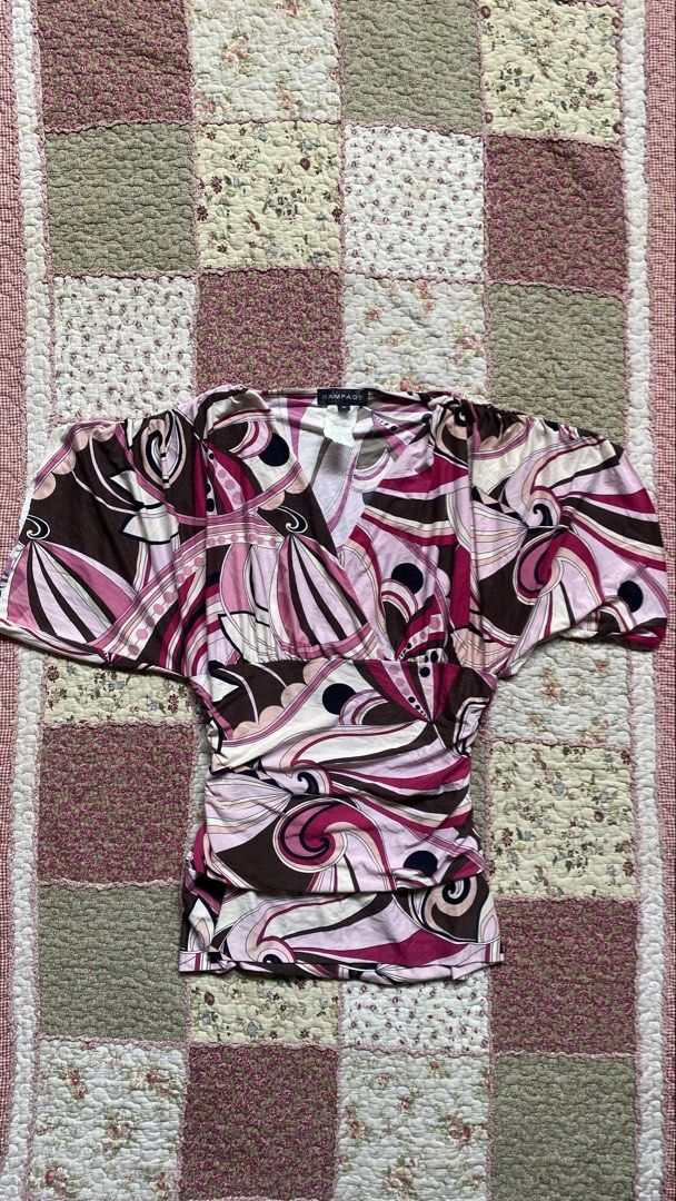 VINTAGE Y2K RUCHED TOP (Category: Blouses) located in Aurora. Submitted by srahmay.l (Listing ID 1469852349, Image 1). Description: .