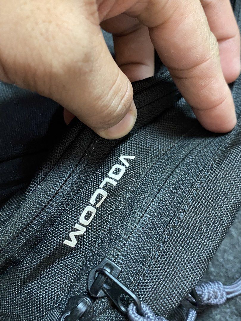 Volcom Belt Bags (Category: Belt bags, Clutches and Pouches) located in Quezon City. Submitted by loloyz123 (Listing ID 1469913526, Image 3). Description: Volcom Belt Bags Condition: Very good Color rate: 10/10 Color: Black Size: L: 6 W: 10 inches.