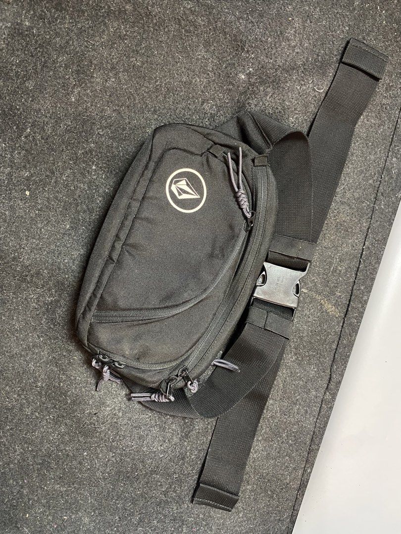 Volcom Belt Bags (Category: Belt bags, Clutches and Pouches) located in Quezon City. Submitted by loloyz123 (Listing ID 1469913526, Image 1). Description: Volcom Belt Bags Condition: Very good Color rate: 10/10 Color: Black Size: L: 6 W: 10 inches.