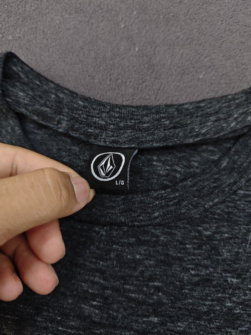 Volcom Dark Grey Heather Logo T-Shirt Size L (Category: Tshirts & Polo Shirts ) located in Bulacan. Submitted by pzj_thrift (Listing ID 1469797541, Image 2). Description: condition 9/10 color rate 9/10 no issue.