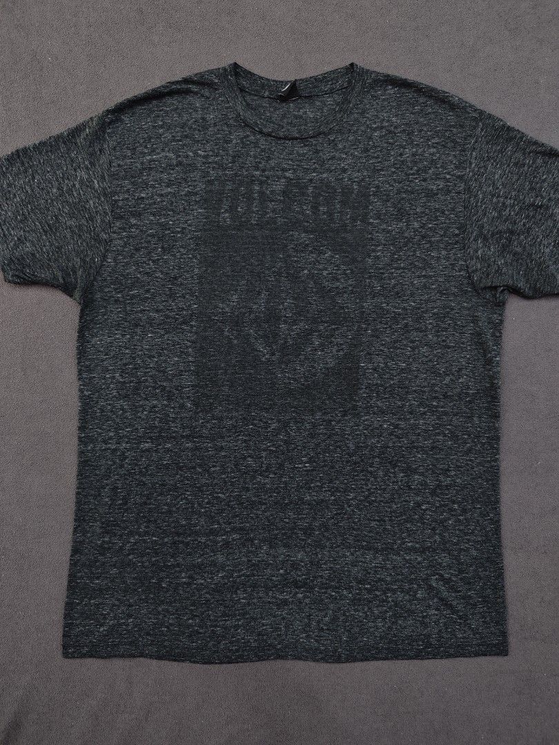 Volcom Dark Grey Heather Logo T-Shirt Size L (Category: Tshirts & Polo Shirts ) located in Bulacan. Submitted by pzj_thrift (Listing ID 1469797541, Image 1). Description: condition 9/10 color rate 9/10 no issue.