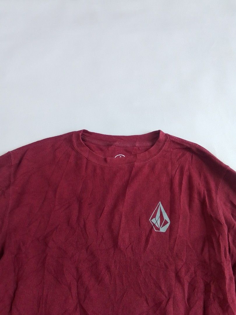 Volcom Maroon Long Sleeve T-Shirt Size L (Category: Tshirts & Polo Shirts ) located in Malilipot. Submitted by santosbolofer (Listing ID 1469832143, Image 3). Description: Volcom Sweatshirt Large on tag Length 27.5 Width 21.5 Verygood condition 9.5/10 colorate 450 plus sf. Loc. Bicol📌.