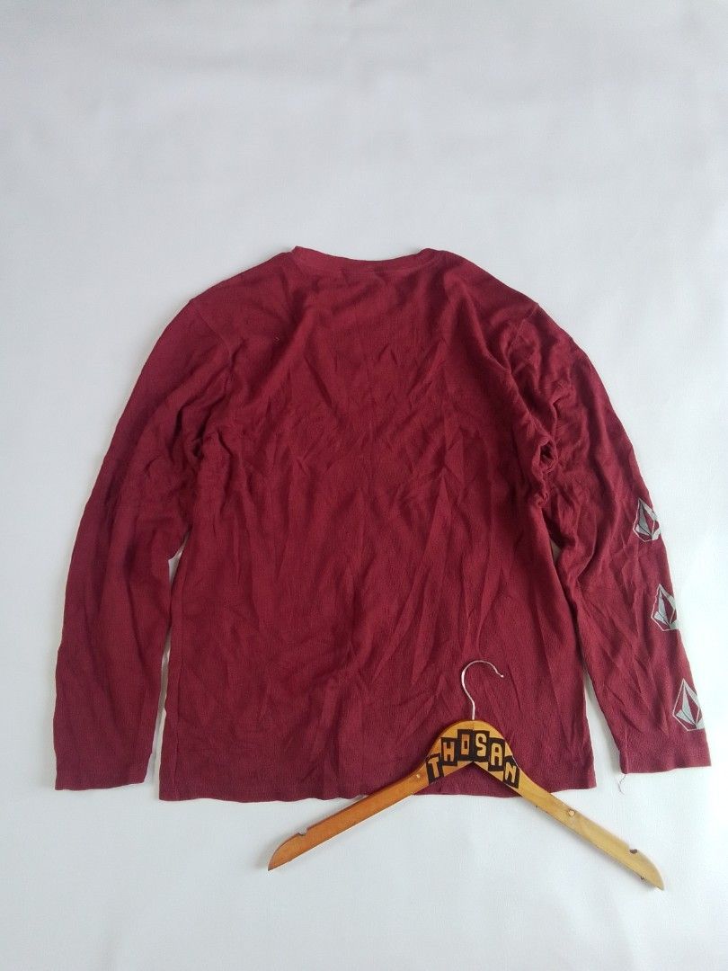Volcom Maroon Long Sleeve T-Shirt Size L (Category: Tshirts & Polo Shirts ) located in Malilipot. Submitted by santosbolofer (Listing ID 1469832143, Image 2). Description: Volcom Sweatshirt Large on tag Length 27.5 Width 21.5 Verygood condition 9.5/10 colorate 450 plus sf. Loc. Bicol📌.