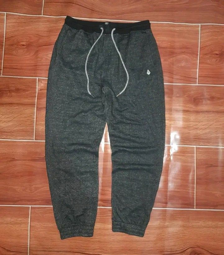 VOLCOM MEN'S JOGGER PANTS (Category: Joggers) located in Mandaue City. Submitted by indayftjesiediva (Listing ID 1469791889, Image 2). Description: VOLCOM MEN'S JOGGER PANTS WAISTLINE 28-31 LENGHT 36 LIKE NEW CONDITION NO ISSUE MINE 550 + SF ONLY 🔥 DM IF INTERESTED 📩.