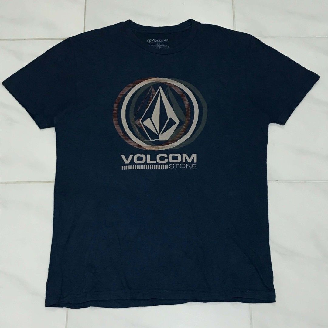VOLCOM STONE GRAPHIC TEE SHIRT LARGE (Category: Tshirts & Polo Shirts ) located in Cavite. Submitted by justthrift06 (Listing ID 1469777207, Image 2). Description: DIMENSION 23X29 GOOD CONDITION SHIPPING NATIONWIDE.