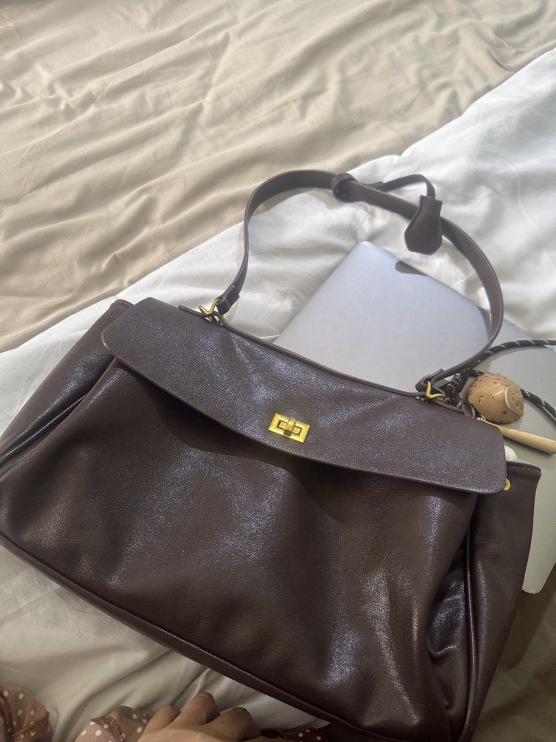 Vovia Brown Leather Shoulder Bag (Category: Shoulder Bags) located in Makati City. Submitted by ckrealty (Listing ID 1469801988, Image 2). Description: Bought originally 6300 online Brand: Vovia - Color/Material: Brown leather - Design: Structured flap with gold turn-lock closure - Interior: Spacious, fits daily essentials easily - Condition: Minor scuffs on corners and hardware - Inclusions: Matching dust bag and extra strap (still wrapped in pl