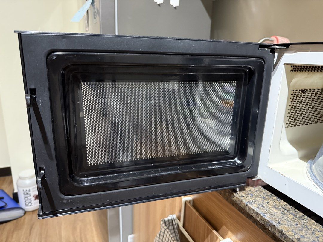 Whirlpool Black Microwave Oven with Digital Controls (Category: Ovens & Toasters) located in Mandaluyong City. Submitted by karuye_ (Listing ID 1469803220, Image 3). Description: - Brand: Whirlpool - Color: Black with silver handle and digital control panel - Condition: Fully working and tested, standard white interior with minor heat discoloration (cleans up easily) - Features: Digital controls, glass turntable plate - Inclusions: Clear plastic 