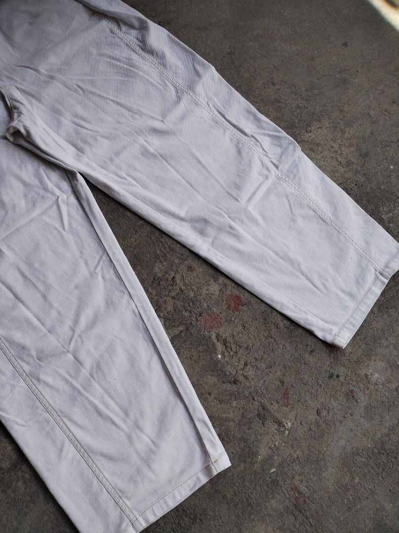 White Baggy Pants (Category: Jeans) located in Cavite. Submitted by benta.ni.jm (Listing ID 1469884840, Image 3). Description: Waist: 32" Length: 40" Thigh: 13" Hem: 10" Condition: 10/10 Color Rate: 10/10 Issue: 📩📩📩.