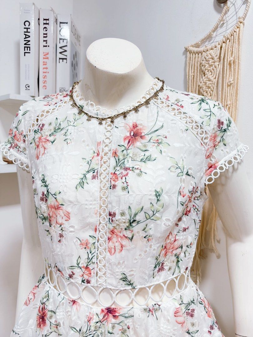 White Eyelet Formal Dress A10 (Category: Dresses) located in Manila. Submitted by chloereicapsule (Listing ID 1469936513, Image 3). Description: Med size. Thick eyelet cotton fabric, with inner lining, color rate 10/10 pm for other inquiries .