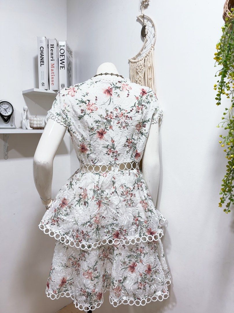 White Eyelet Formal Dress A10 (Category: Dresses) located in Manila. Submitted by chloereicapsule (Listing ID 1469936513, Image 2). Description: Med size. Thick eyelet cotton fabric, with inner lining, color rate 10/10 pm for other inquiries .