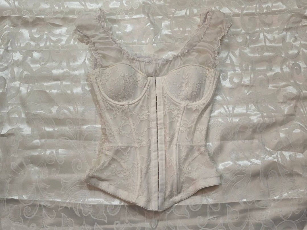 White lace corset top with ruffled sleeves (Category: Sleeveless) located in Manila. Submitted by drieinpink31 (Listing ID 1469903793, Image 1). Description: 🎀 DRIÉ IN PINK ITEM DETAILS • Issue/Flaw: See-through at the sides 📦 SHIPPING • J&T Express • Shipping fee: Shouldered by buyer 💳 PAYMENT • GCash • Maya • COD: Not available 📌 PLEASE NOTE Any issues/flaws will be stated and shown in the listing. Please check the photos and details carefu