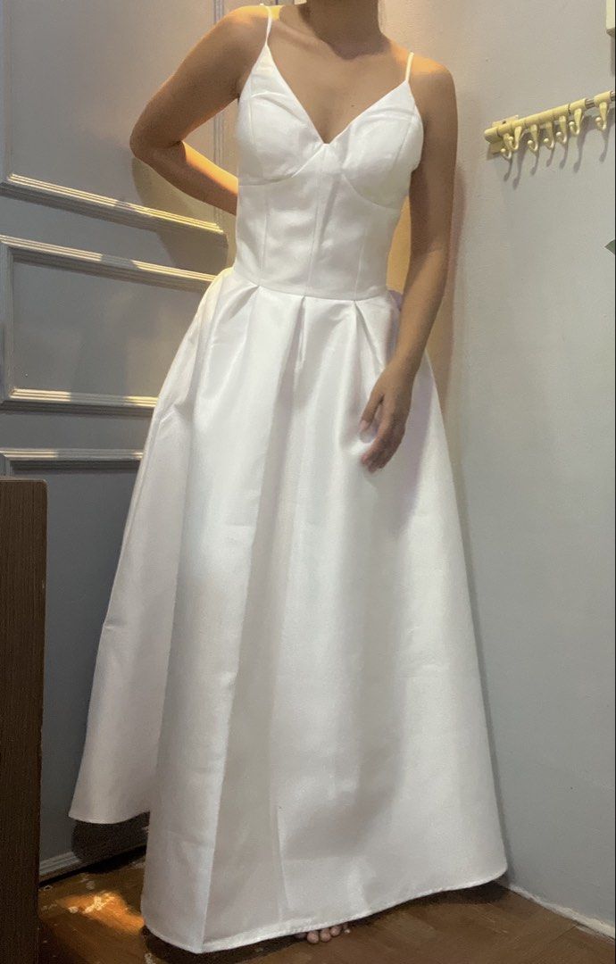 White long dress for RENT (Category: Dresses) located in Manila. Submitted by lorental (Listing ID 1469890609, Image 2). Description: Vietnam dress for RENT “Backless dress” Size medium 600/2days (+100 detachable sleeves) 📍Las Pinas City IG: la_coleccionn_ for reservation.