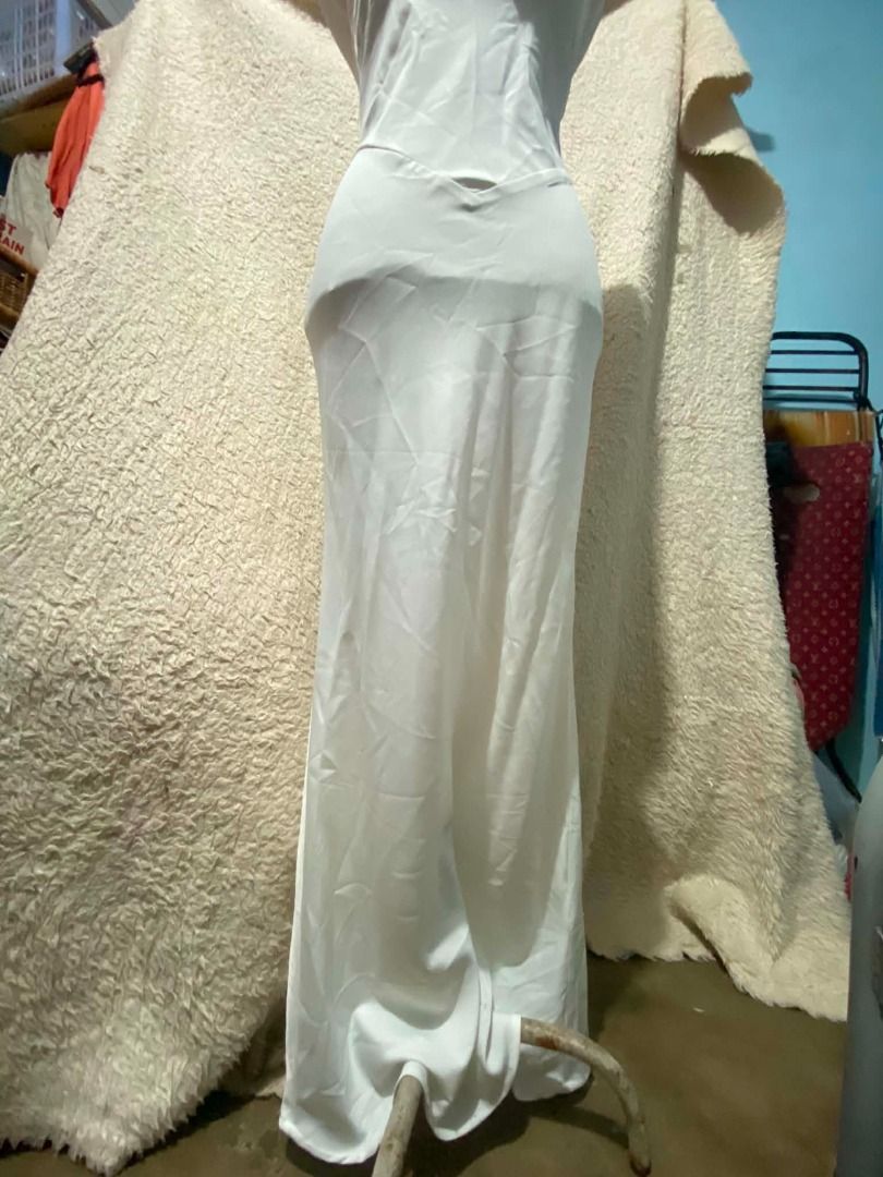White Maxi Dress (Category: Dresses) located in Quezon City. Submitted by vanilyuh916 (Listing ID 1469832137, Image 2). Description: Small-Medium .