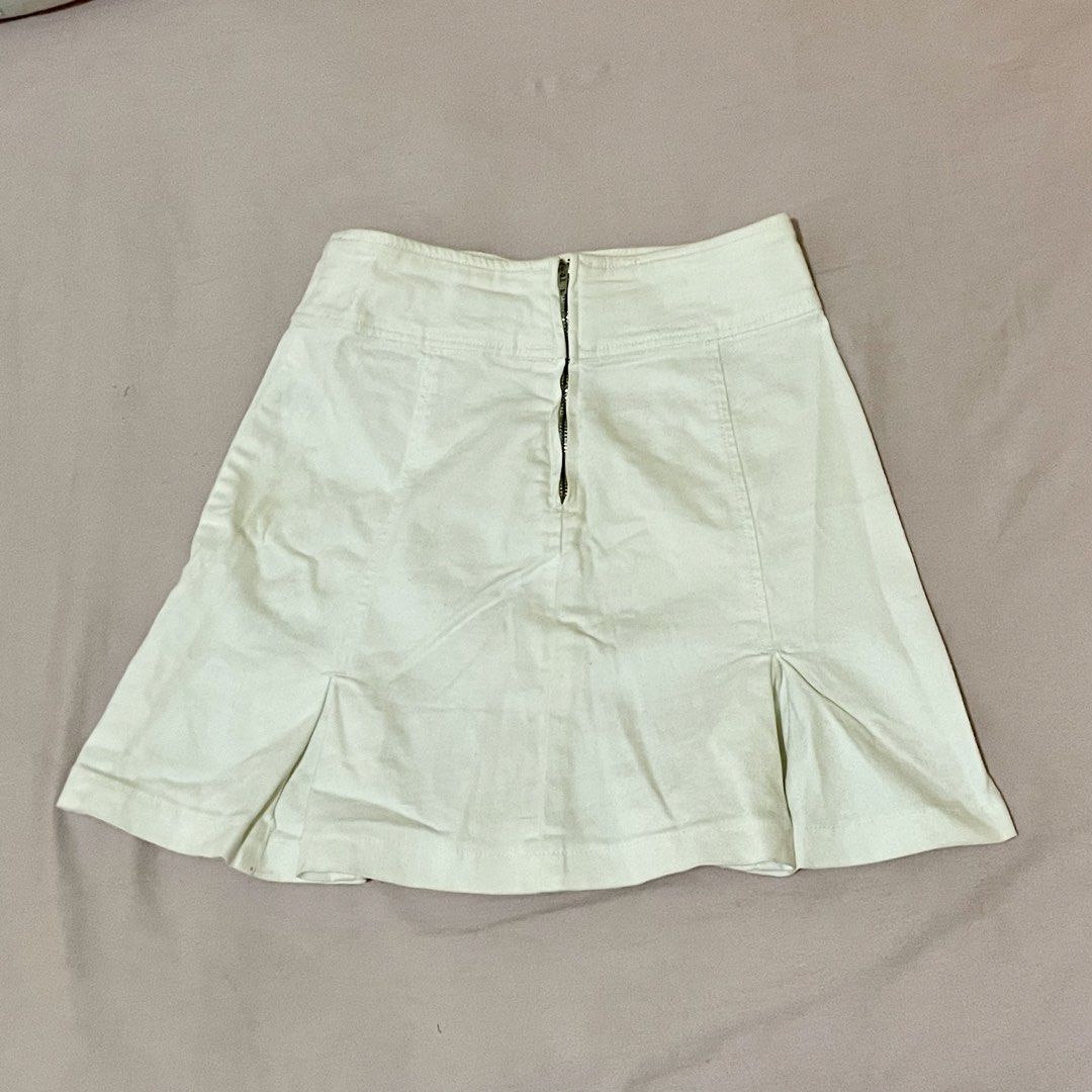 White Mini Skirt (Category: Skirts) located in Bacoor. Submitted by s4dee (Listing ID 1469931004, Image 3). Description: size: xs - small, waist 24-26 - w 2 front pockets - belt style - stainless silver hardware - with zipper - used once; no flaws.