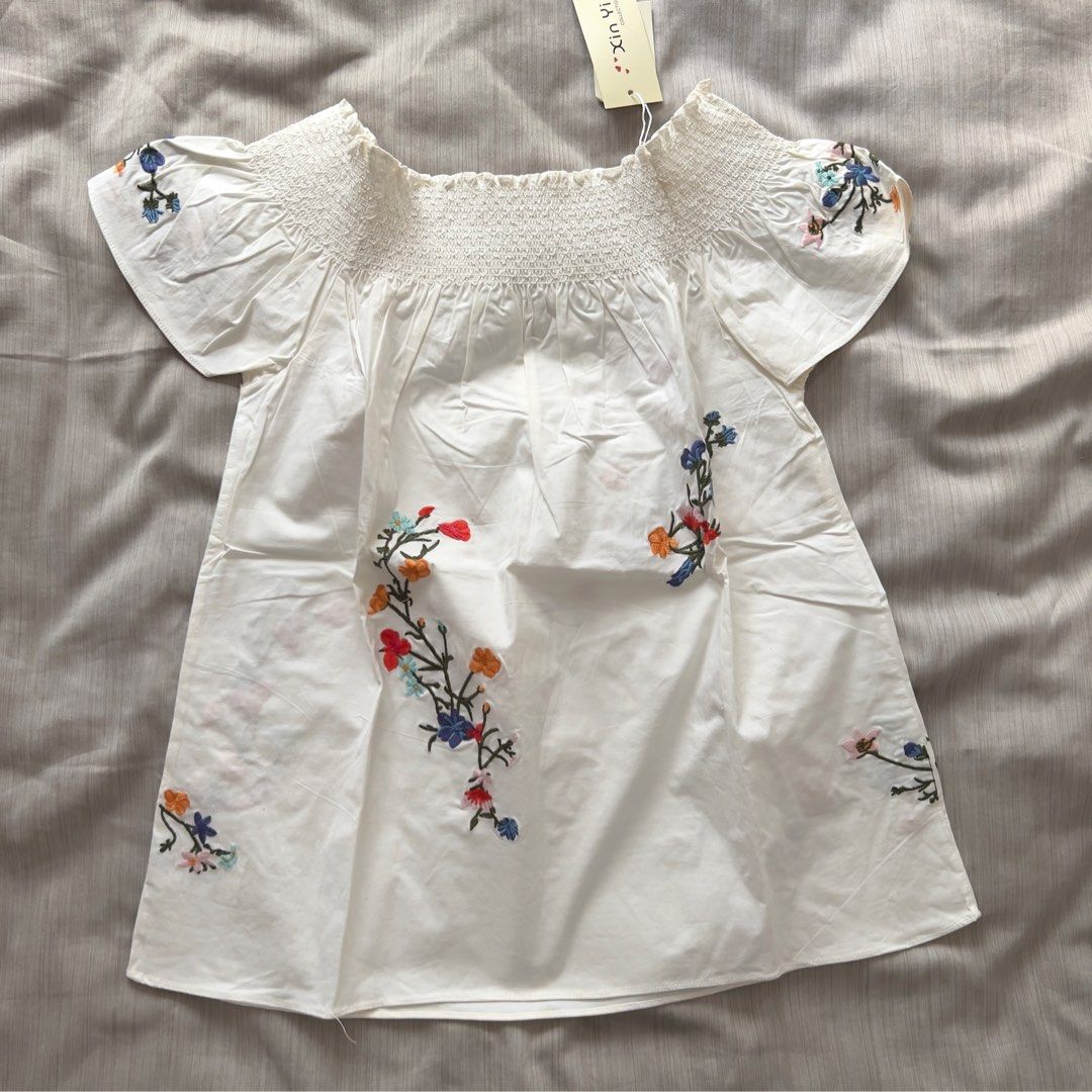 White Off-Shoulder Floral Embroidered Blouse (Category: Blouses) located in Pasig City. Submitted by jenscloset86 (Listing ID 1469854278, Image 1). Description: Brand: Xin Yi Collection (Brand new with tag) BRAND NEW! BRAND NEW! BRAND NEW! Perfect for summer! •Excellent fabric quality •Nicely-embroidered Available in Small and Medium only. Measurement: SMALL Bust: 32” - 34” Length: 20.5” MEDIUM Bust: 34” - 36” Length: 21”.