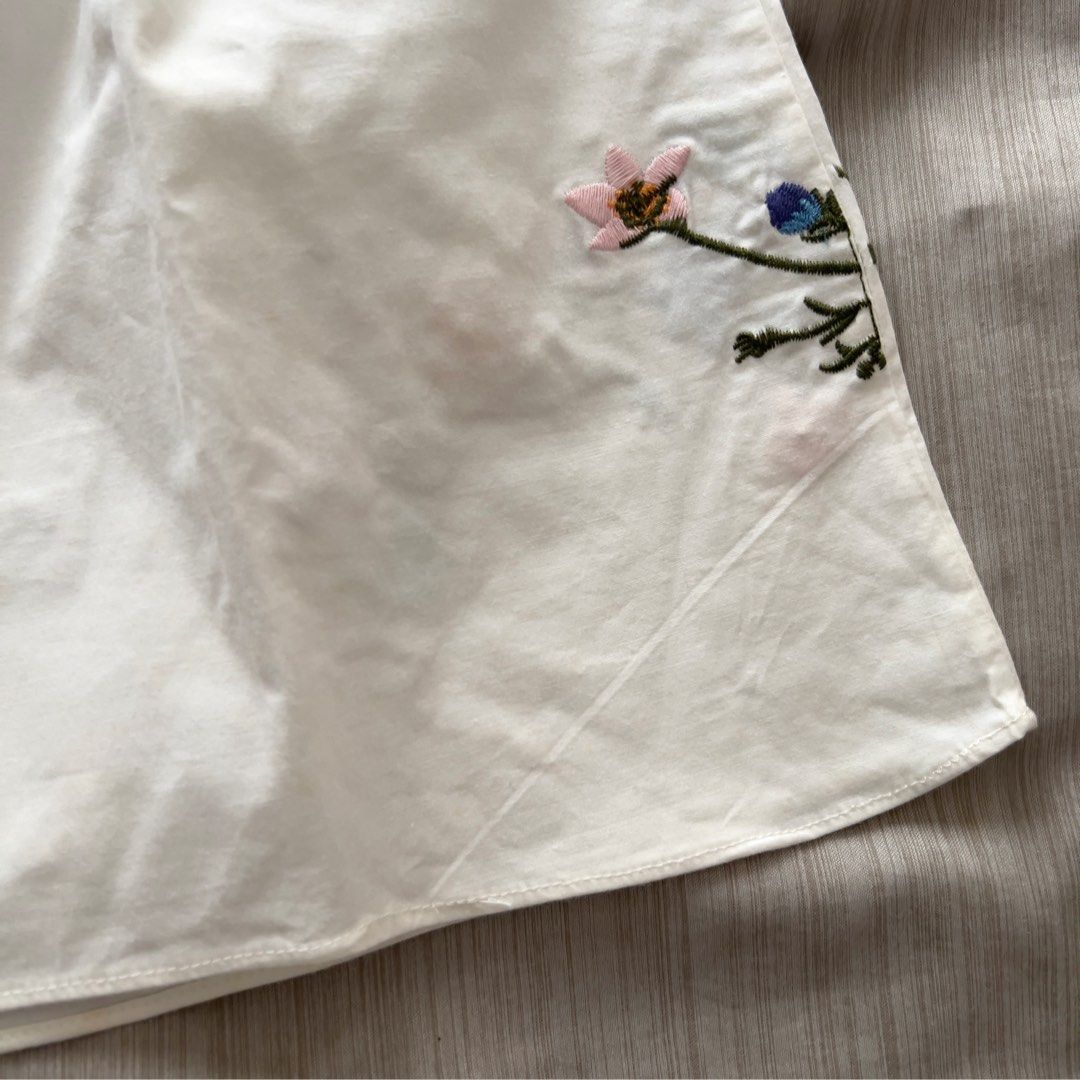 White Off-Shoulder Floral Embroidered Blouse (Category: Blouses) located in Pasig City. Submitted by jenscloset86 (Listing ID 1469854278, Image 2). Description: Brand: Xin Yi Collection (Brand new with tag) BRAND NEW! BRAND NEW! BRAND NEW! Perfect for summer! •Excellent fabric quality •Nicely-embroidered Available in Small and Medium only. Measurement: SMALL Bust: 32” - 34” Length: 20.5” MEDIUM Bust: 34” - 36” Length: 21”.