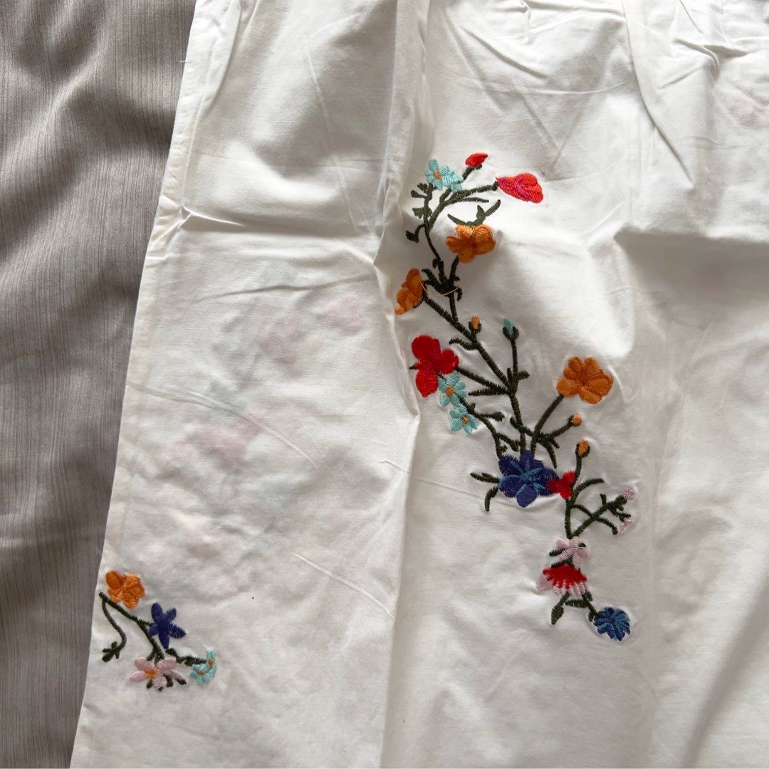 White Off-Shoulder Floral Embroidered Blouse (Category: Blouses) located in Pasig City. Submitted by jenscloset86 (Listing ID 1469854278, Image 3). Description: Brand: Xin Yi Collection (Brand new with tag) BRAND NEW! BRAND NEW! BRAND NEW! Perfect for summer! •Excellent fabric quality •Nicely-embroidered Available in Small and Medium only. Measurement: SMALL Bust: 32” - 34” Length: 20.5” MEDIUM Bust: 34” - 36” Length: 21”.