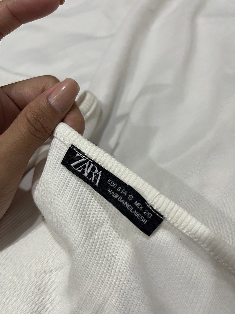 White Ribbed Square Neck Cropped Top | S (Category: Others Tops) located in Paranaque City. Submitted by declutterwdai (Listing ID 1469814400, Image 2). Description: • Size: Small (EU S, USA S, MEX 26) • Color: White / Off-white • Style: Ribbed square-neck cropped top 📍 Location: Parañaque City 📦 Shipping available 💸 Payment: Gcash/Maya/BDO ❌ No COD No return/refund/exchange once purchased. Please check all photos and measurements before buyin