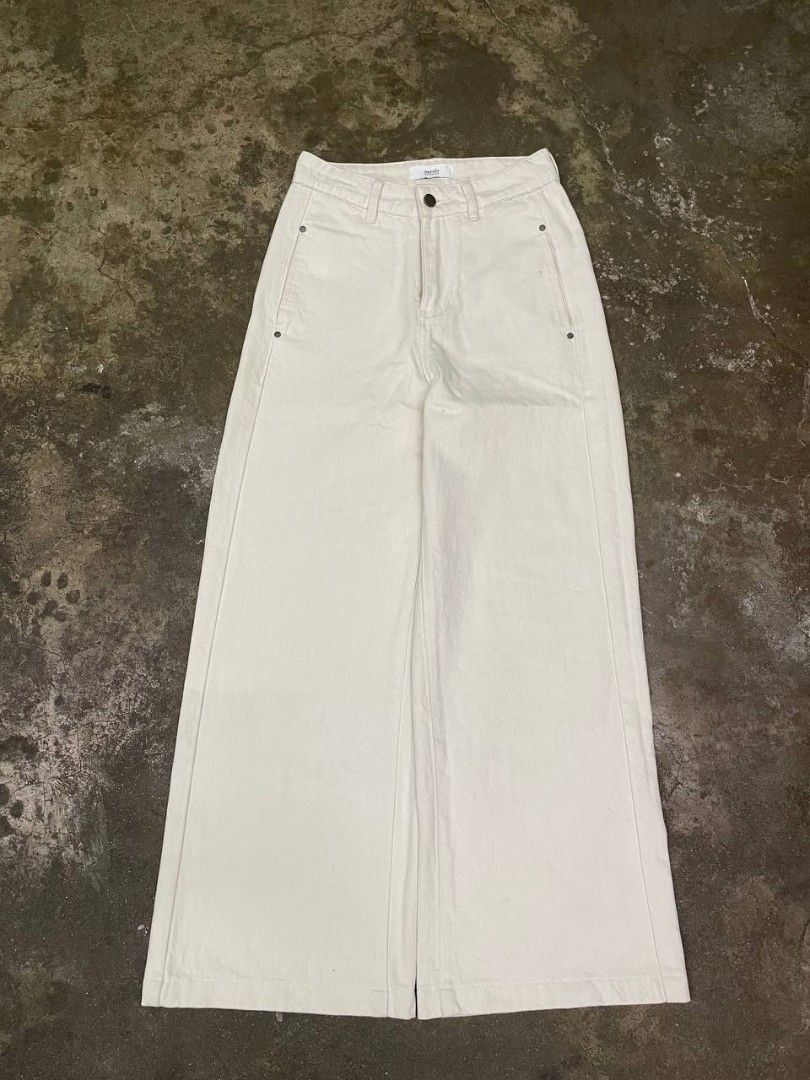 white wide leg pants (Category: Jeans) located in Rodriguez. Submitted by randomthrift777 (Listing ID 1469809615, Image 1). Description: DIMENSIONS WAIST ‎28 LENGTH 39 LEGHOLE 11.