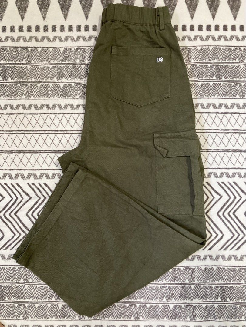 Wide Cargo Pants (free shipping) (Category: Trousers) located in General Santos City (Dadiangas). Submitted by amorhesthrift (Listing ID 1469860758, Image 3). Description: Good to new condition Size📏W30-32 L38 Free shipping.