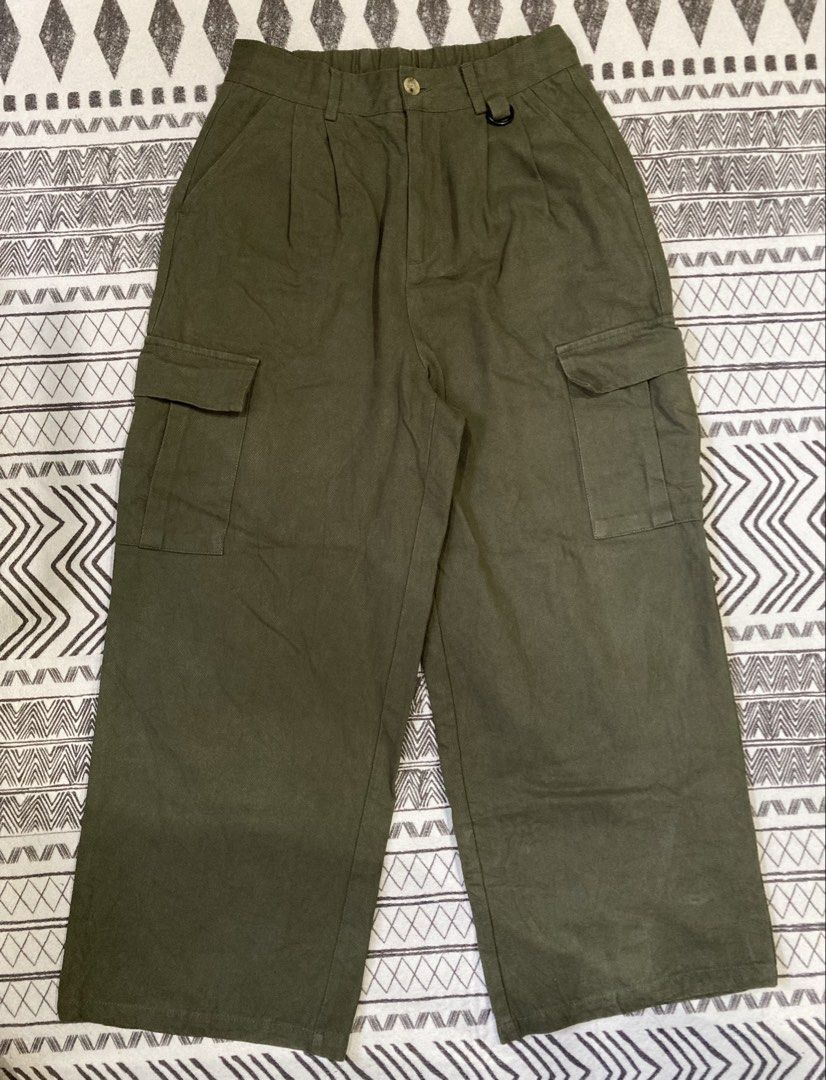 Wide Cargo Pants (free shipping) (Category: Trousers) located in General Santos City (Dadiangas). Submitted by amorhesthrift (Listing ID 1469860758, Image 2). Description: Good to new condition Size📏W30-32 L38 Free shipping.