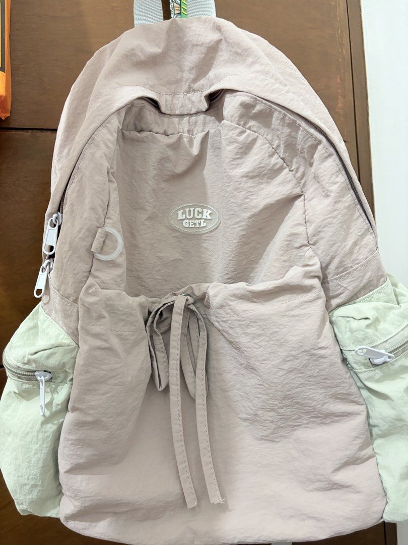 Women Packpack (Category: Backpacks) located in Muntinlupa City. Submitted by closetfinds_ph_952 (Listing ID 1469908663, Image 2). Description: With laptop compartment Padded shoulder straps Adjustable straps Large capacity Can be use for traveling With side pocket (zipper lock) No damages Used twice Location: Alabang, Muntinlupa City.