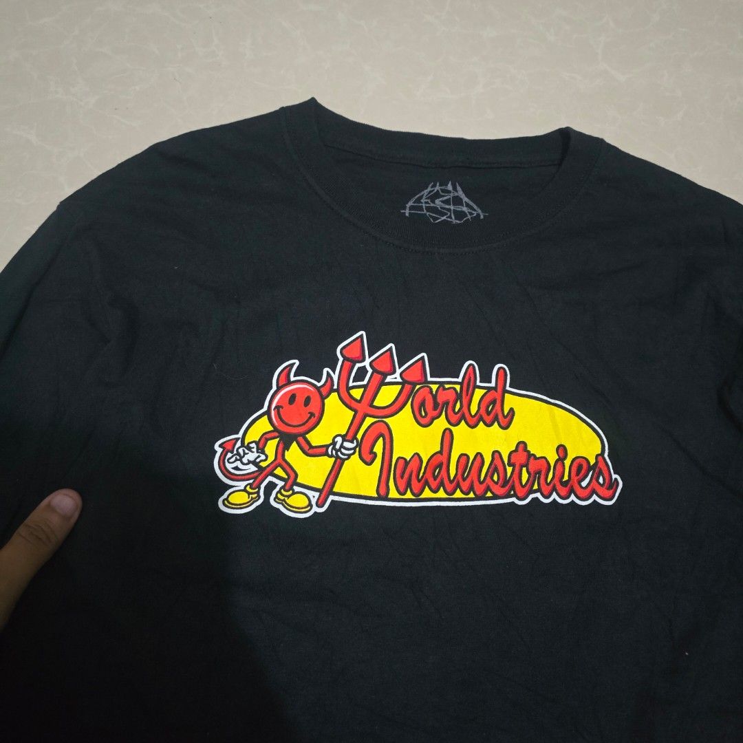 World industries (Category: Tshirts & Polo Shirts ) located in El Nido. Submitted by marco.tandoc (Listing ID 1469803569, Image 2). Description: size: medium width: 20 length: 27 may minimal strech crack lang pero black na black pa.