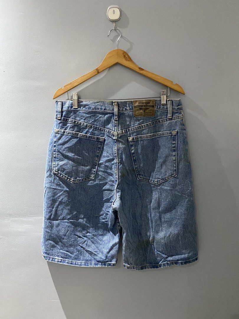 Wrangler jorts (Category: Shorts) located in Bangued. Submitted by koroysthrifts (Listing ID 1469885401, Image 2). Description: Wrangler jorts Need wash only 32x21x11.5.