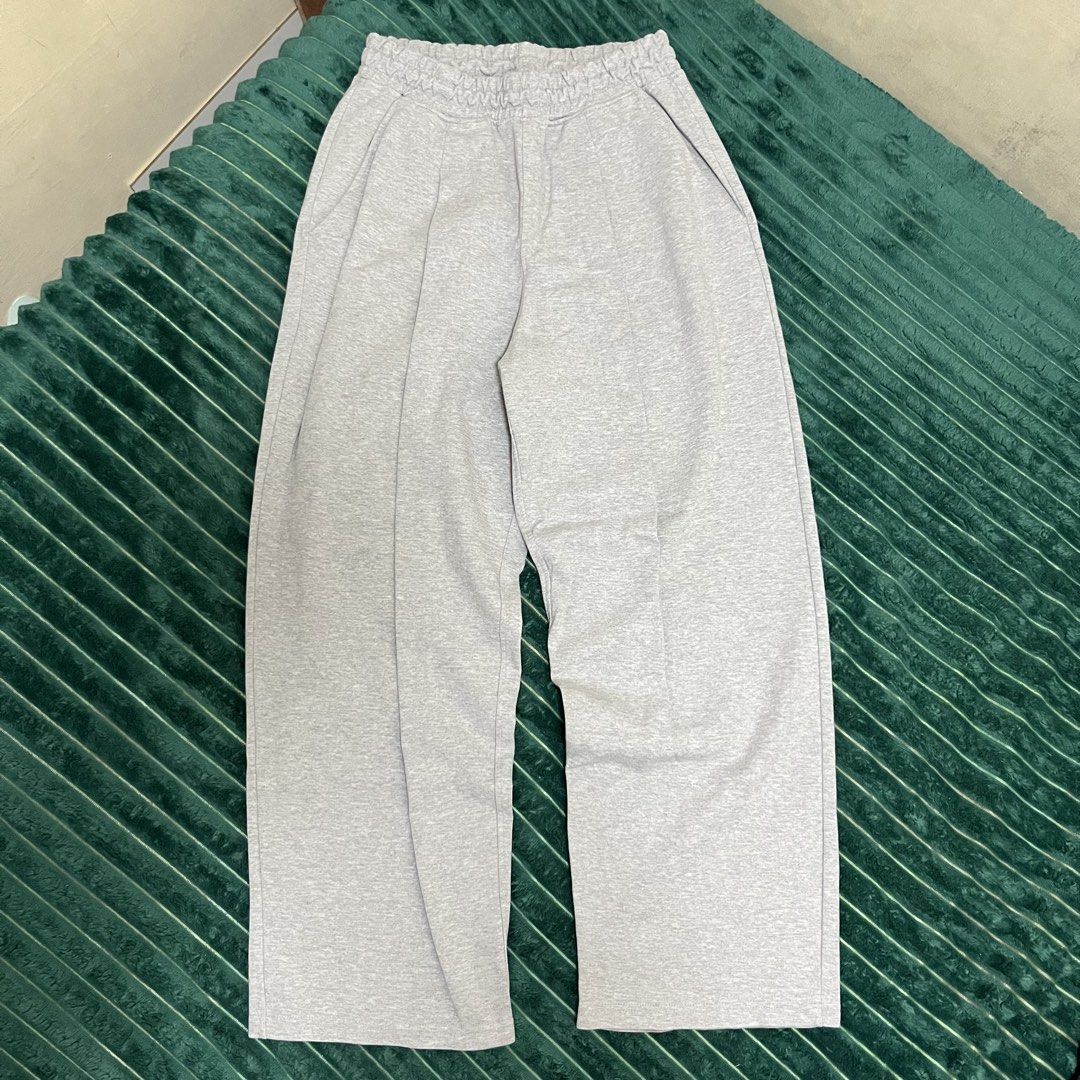 XEROBNR Grey Sweatpants (Category: Joggers) located in Manila. Submitted by thriftkolngeh (Listing ID 1469934949, Image 1). Description: - Brand/Model: XEROBNR grey sweatpants - Size: Large - Waistband: Elastic with adjustable drawstring - Fit: Comfortable straight-leg cut - Pockets: Convenient side pockets and one right back pocket pm sa ibang dets tinamad nko palitan eh.