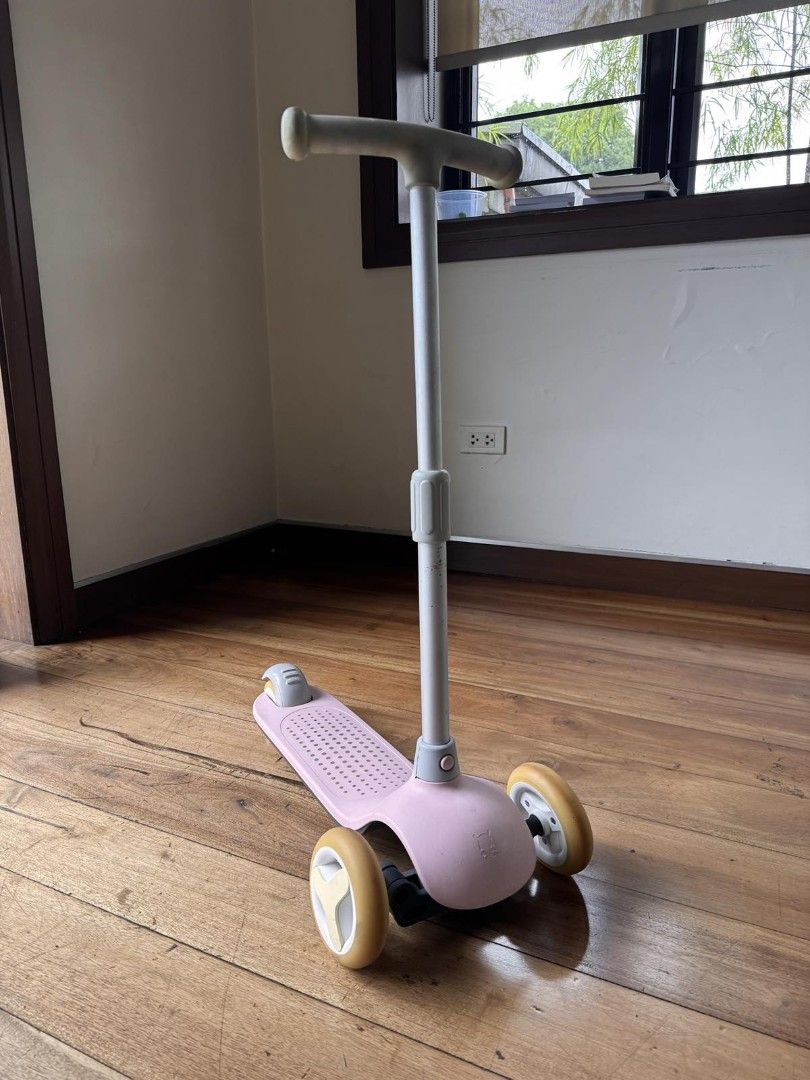 Xiaomi Kids Scooter (Category: Skates, Rollerblades & Scooters) located in Quezon City. Submitted by rickybobby100 (Listing ID 1469868886, Image 2). Description: Xiaomi Kids Scooter Used very good condition Declutter 1000 only Pickup QC near Robinsons Magnolia.