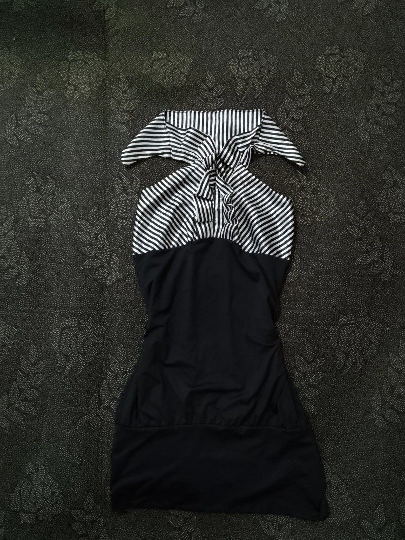 Y2k halter stripe top (Category: Others Tops) located in Cotabato. Submitted by winonasallure (Listing ID 1469944878, Image 1). Description: size:small-semi med.