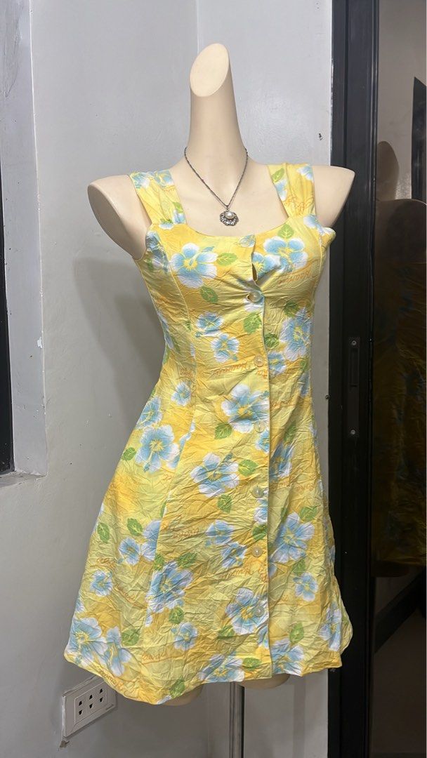 Y2k hibiscus buttoned curved dress with lining (Category: Dresses) located in Caloocan City. Submitted by onlyfromthepast (Listing ID 1469873772, Image 2). Description: 9/10 condition Small ✅My bio before purchasing tia💕 ✅ All items are fresh from bales, Pls expect dirt,dust or stains.
