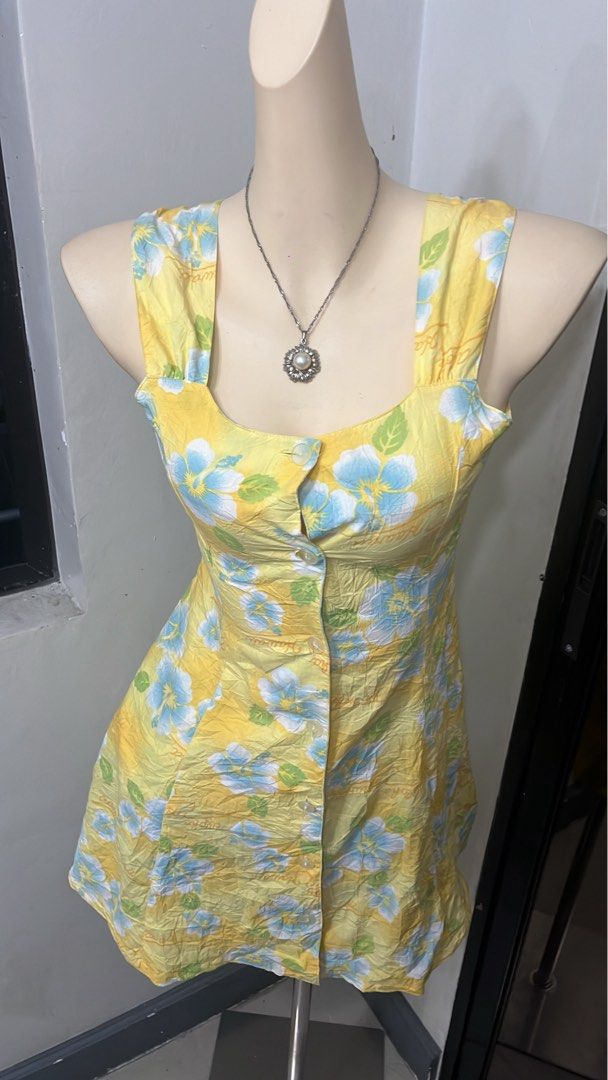 Y2k hibiscus buttoned curved dress with lining (Category: Dresses) located in Caloocan City. Submitted by onlyfromthepast (Listing ID 1469873772, Image 3). Description: 9/10 condition Small ✅My bio before purchasing tia💕 ✅ All items are fresh from bales, Pls expect dirt,dust or stains.