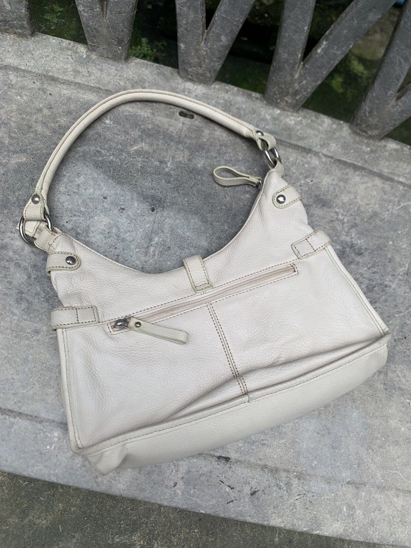 y2k leather shoulder bag (Category: Shoulder Bags) located in Manila. Submitted by jaivrgr22 (Listing ID 1469840804, Image 2). Description: y2k leather shoulder bag.