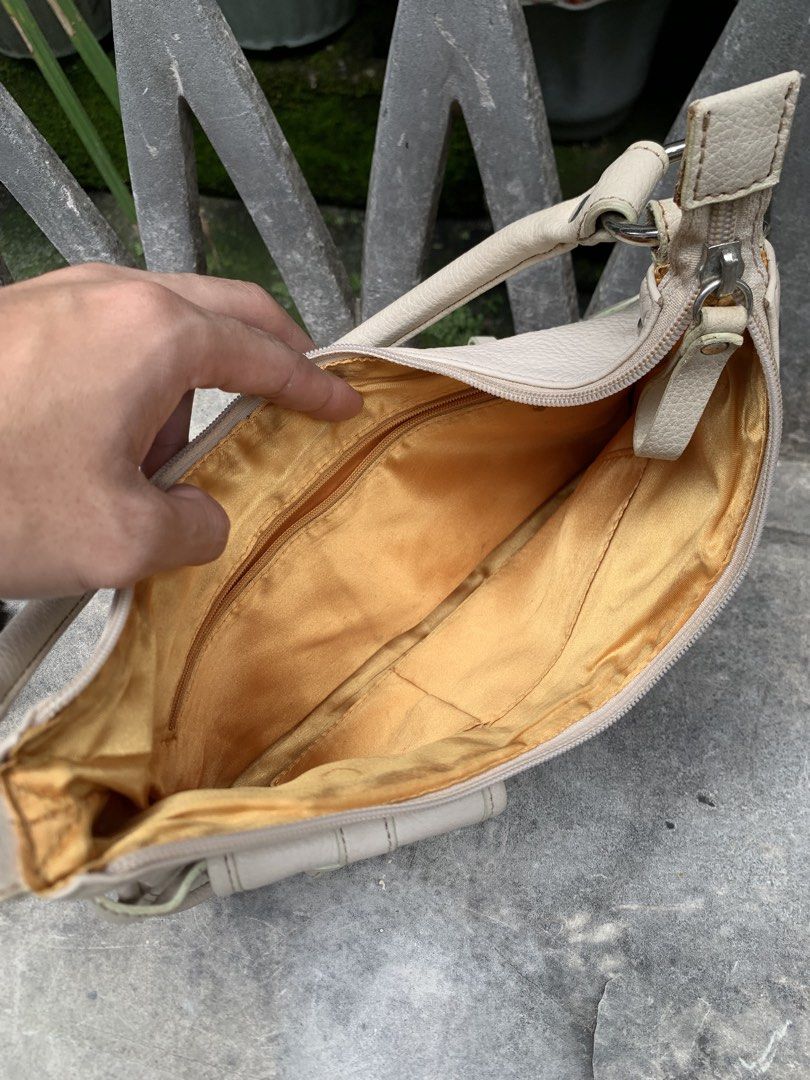 y2k leather shoulder bag (Category: Shoulder Bags) located in Manila. Submitted by jaivrgr22 (Listing ID 1469840804, Image 3). Description: y2k leather shoulder bag.