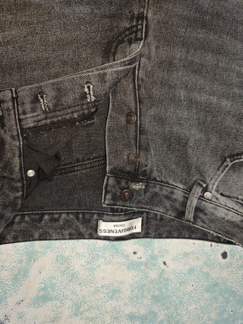 Y2k ripped crispy cotton (Category: Jeans) located in Calauag. Submitted by cou1_h (Listing ID 1469776938, Image 3). Description: Almost new Length42 Leg opening 11 Size 30.