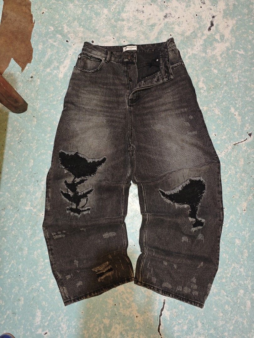 Y2k ripped crispy cotton (Category: Jeans) located in Calauag. Submitted by cou1_h (Listing ID 1469776938, Image 1). Description: Almost new Length42 Leg opening 11 Size 30.