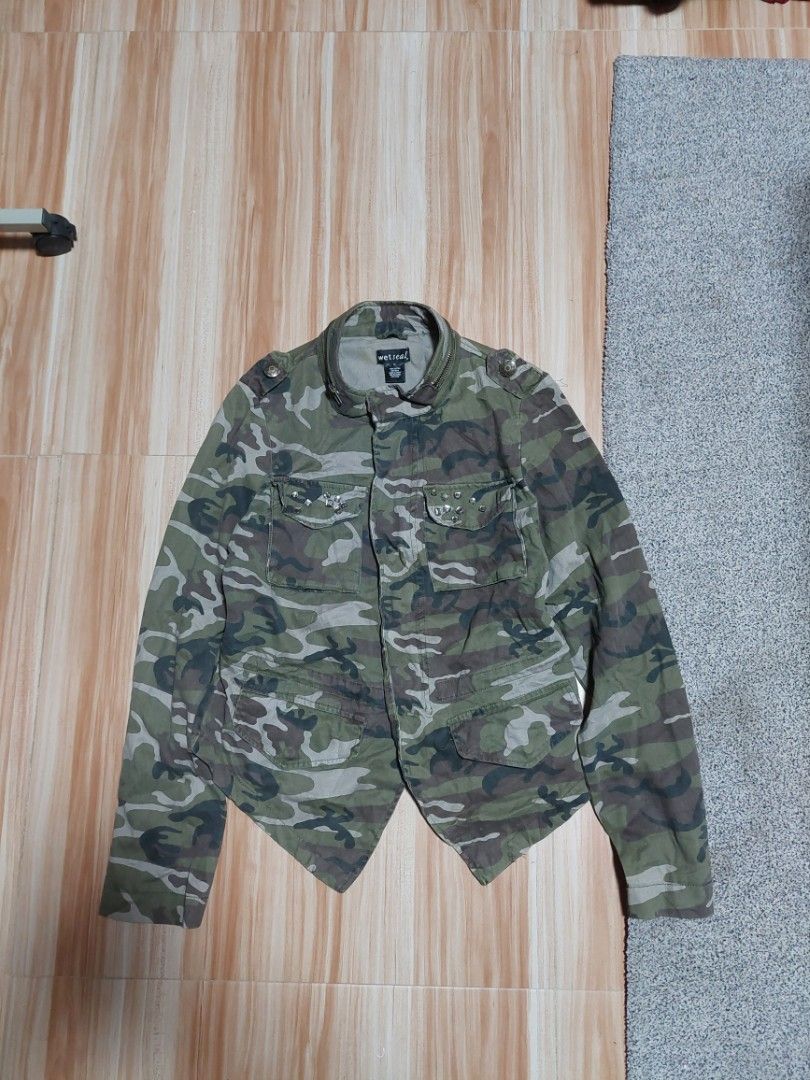Y2k Wet Seal Camou Jacket (Category: Coats, Jackets and Outerwear) located in Ilog. Submitted by mikesthrift_ (Listing ID 1469896909, Image 1). Description: Y2k Wet Seal Camou Jacket medium womens like new condition comes with rhinestones price : 299+sf.