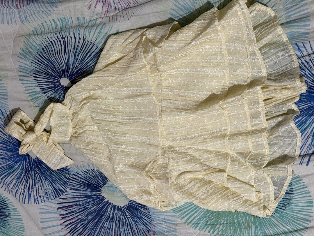 Yellow halter top (Category: Others Tops) located in Adams. Submitted by adrchive (Listing ID 1469882171, Image 2). Description: - sinukat lang - ❗️: tinanggal yung padding sa loob - free size Rfs: na stuck lang sa closet.