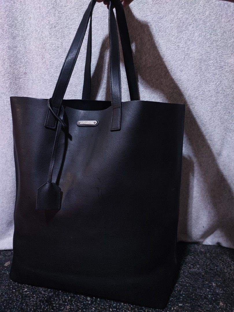 YSL bold tote bag (Category: Tote Bags) located in Baguio. Submitted by ozara.06 (Listing ID 1469835161, Image 1). Description: Yves Saint Laurent Bold Shopping bag Original Large size With sign of use No damage 5800.