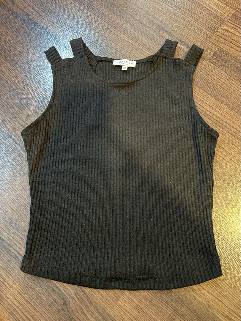 Zalora Basics Black Ribbed Crop Tank Top (Category: Sleeveless) located in Paranaque City. Submitted by trendyclothesco (Listing ID 1469844136, Image 2). Description: - Brand: Zalora Basics - Item: Ribbed crop tank top with cut out - Color: Black - Size: XS.