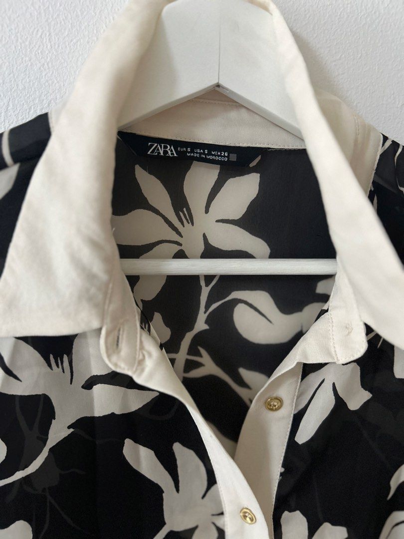 Zara Black and White Floral Chiffon Blouse (Category: Blouses) located in Manila. Submitted by isabelle_1104 (Listing ID 1469943349, Image 2). Description: Semi Sheer. Condition 10/10.