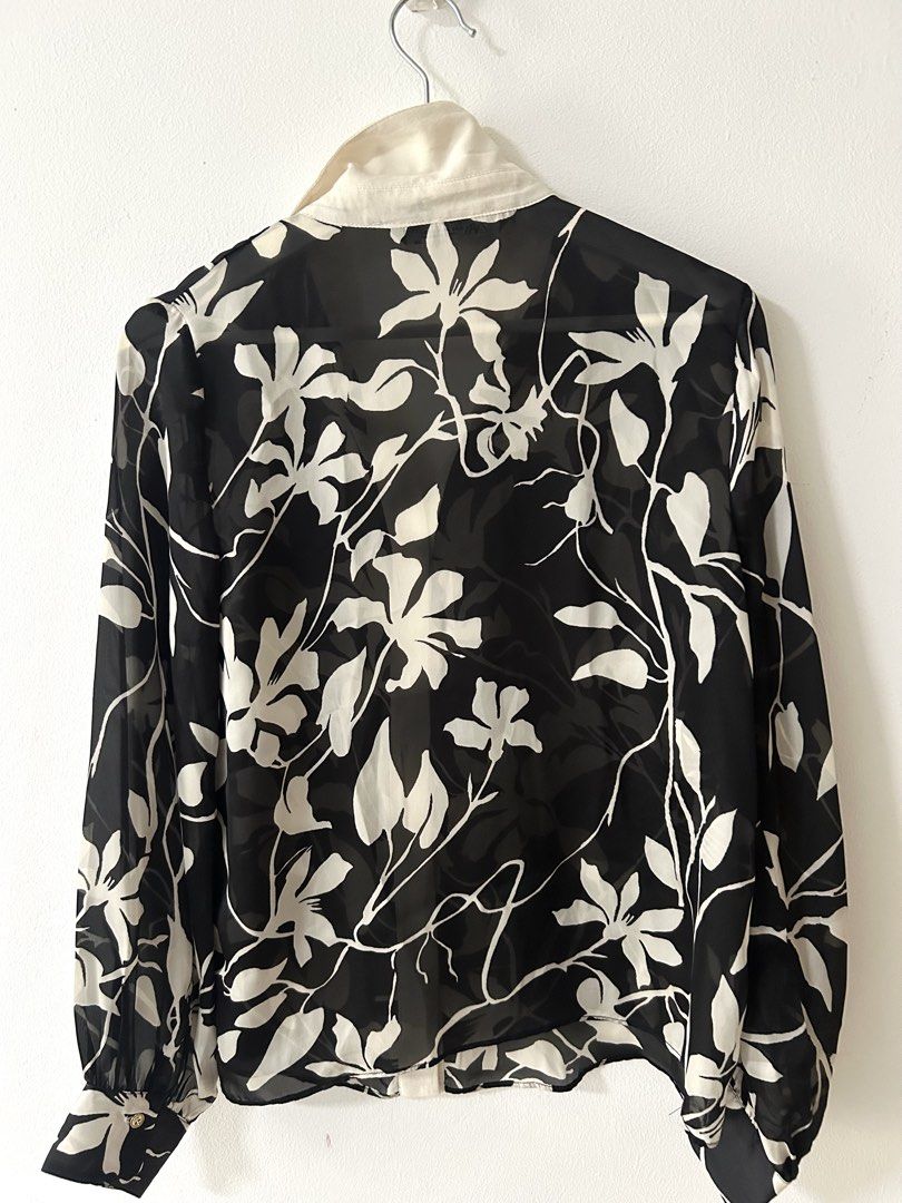 Zara Black and White Floral Chiffon Blouse (Category: Blouses) located in Manila. Submitted by isabelle_1104 (Listing ID 1469943349, Image 3). Description: Semi Sheer. Condition 10/10.