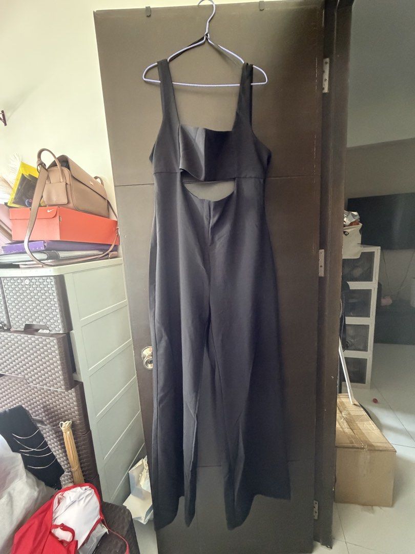 Zara Black Cut-out Jumpsuit Size XL (Category: Jumpsuits) located in Manila. Submitted by viadinamama143 (Listing ID 1469811413, Image 2). Description: NEVER USED!! Just tags removed - Brand: Zara - Size: XL - Color: Solid Black - Origin: Made in Morocco - Design: Square neckline & wide leg silhouette - Details: Back cut-out with hook-and-eye closure and back zip fastening - Perfect for: Night outs and statement looks Original!! Bought from Canad