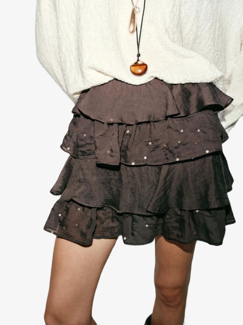 Zara Brown Mini Skirt With Ruffles and Sequins (Category: Skirts) located in Manila. Submitted by loverose7 (Listing ID 1469845294, Image 1). Description: ✨ Brand New✨ 💃 Size: XS 🤎 Color: Brown 👗 Brand: Zara .