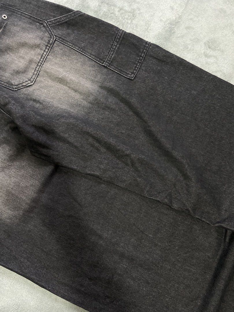 ZARA CARPENTER JEANS (Category: Jeans) located in Bacolod City. Submitted by clerkhexx (Listing ID 1469922874, Image 3). Description: Y2K ZARA BAGGY BLACK WASH CARPENTER JEANS BNEW Brand: ZARA Measurements: Waist: 32 Lenght: 46 Thigh: 14 Leg Hole: 9 Mine: 800 Condition of this item 10 - color rate 10- no issue Check every photos for conditions of the item.