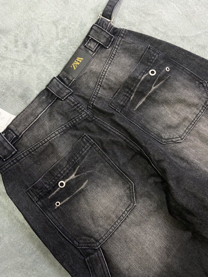ZARA CARPENTER JEANS (Category: Jeans) located in Bacolod City. Submitted by clerkhexx (Listing ID 1469922874, Image 2). Description: Y2K ZARA BAGGY BLACK WASH CARPENTER JEANS BNEW Brand: ZARA Measurements: Waist: 32 Lenght: 46 Thigh: 14 Leg Hole: 9 Mine: 800 Condition of this item 10 - color rate 10- no issue Check every photos for conditions of the item.