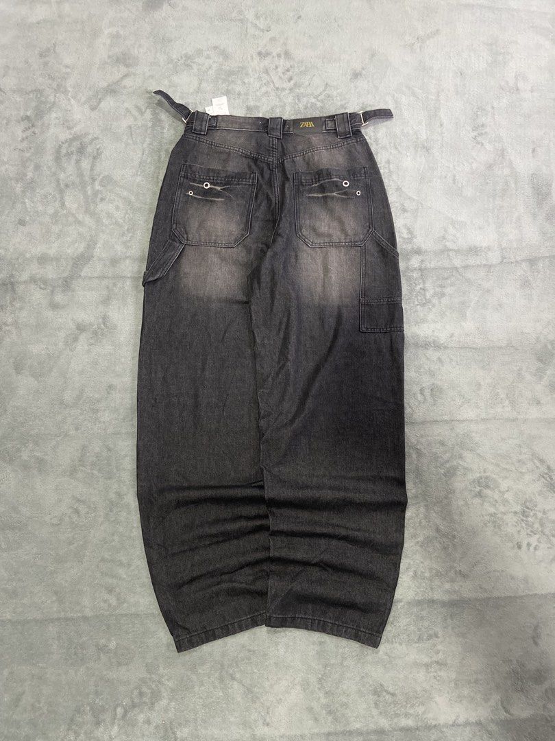ZARA CARPENTER JEANS (Category: Jeans) located in Bacolod City. Submitted by clerkhexx (Listing ID 1469922874, Image 1). Description: Y2K ZARA BAGGY BLACK WASH CARPENTER JEANS BNEW Brand: ZARA Measurements: Waist: 32 Lenght: 46 Thigh: 14 Leg Hole: 9 Mine: 800 Condition of this item 10 - color rate 10- no issue Check every photos for conditions of the item.