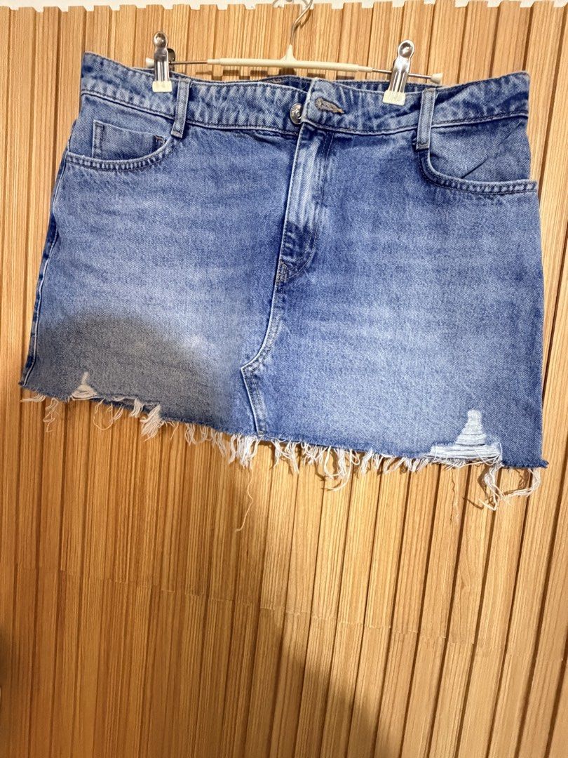 Zara denim skirt size L (Category: Skirts) located in Makati City. Submitted by ziagabrielle (Listing ID 1469848114, Image 2). Description: - Brand: Zara - Size: L - Color: Blue denim - Details: Raw hem with front distressing, front button closure, and belt loops - Pockets: Two front pockets, two back pockets, plus a stylish dark blue patch pocket on the left rear - Condition: Excellent / Ready to wear.